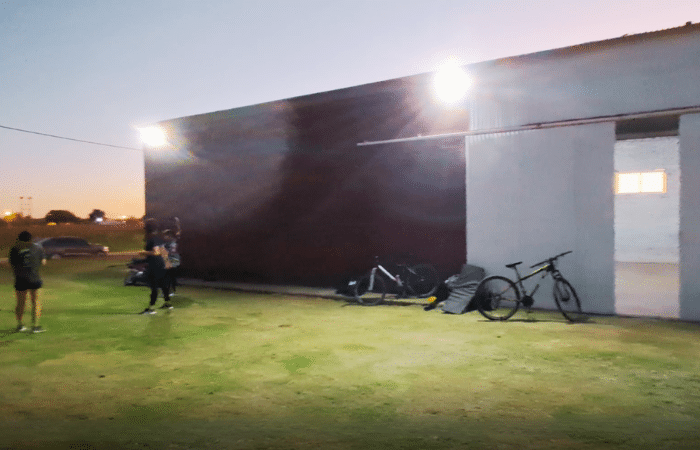 Sede del club Deportivo Esther en Pueblo Esther con actividades deportivas en desarrollo