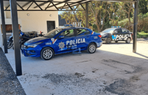 Patrullero policial durante procedimientos realizados en Pueblo Esther