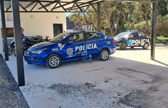 Patrullero policial durante procedimientos realizados en Pueblo Esther