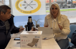 Kiney Compiano junto a una gestión vinculada a asistencia para afiliados de IAPOS en Pueblo Esther