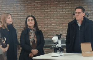 José Goity recorriendo el laboratorio renovado de una escuela secundaria de Pueblo Esther