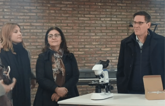 José Goity recorriendo el laboratorio renovado de una escuela secundaria de Pueblo Esther