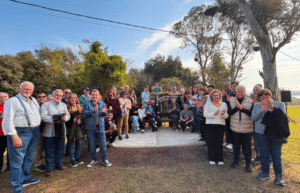 Autoridades, familiares y vecinos durante el homenaje al Dr. Mario Drisun en Pueblo Esther, donde se descubrió un banco conmemorativo y se reconoció al Bosque de Olivos con su nombre.