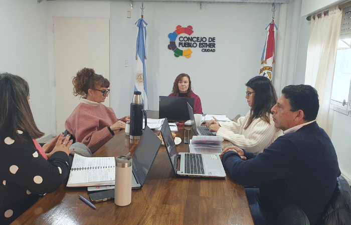Reunión de comisiones del Concejo Deliberante de Pueblo Esther donde se analizaron proyectos sobre bicicletas públicas y presupuesto 2026.
