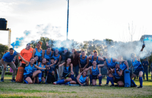 Jugadoras de Deportivo Esther celebran la victoria ante CAJU en el primer clásico de hockey de Pueblo Esther.