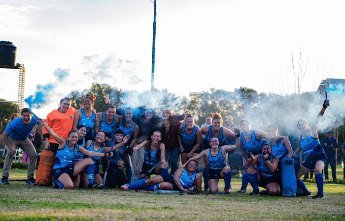 Jugadoras de Deportivo Esther celebran la victoria ante CAJU en el primer clásico de hockey de Pueblo Esther.