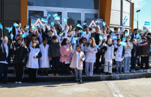 Acto por el Día de la Bandera en Alvear con estudiantes de cuarto grado realizando la Jura en el Puerto Cultural