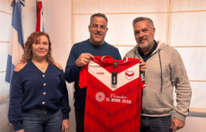 Martín Gherardi junto a autoridades del Club Atlético Juventud Unida durante una reunión en la Municipalidad de Pueblo Esther.