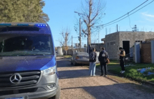 Operativo policial y pericias en una vivienda de General Lagos donde se investiga el fallecimiento de tres personas.