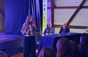 Paula Wachter durante la presentación de ReConectate en Alvear, plataforma orientada al bienestar digital y prevención de riesgos en internet.