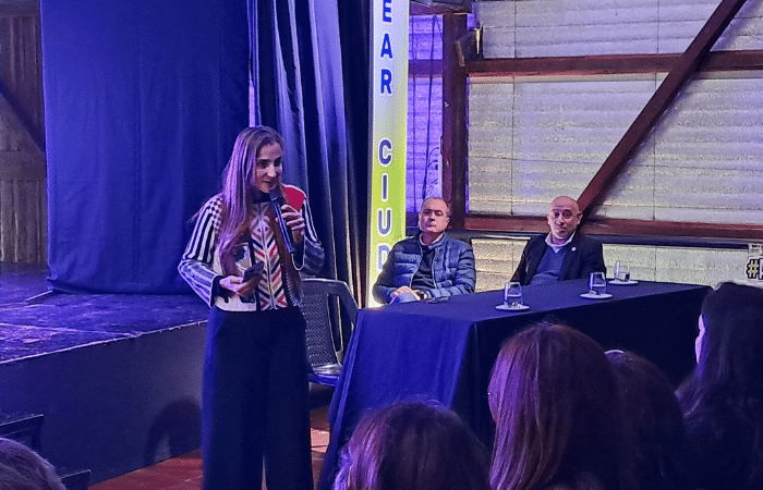Paula Wachter durante la presentación de ReConectate en Alvear, plataforma orientada al bienestar digital y prevención de riesgos en internet.