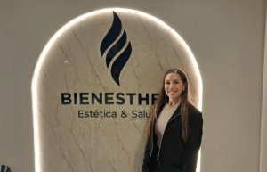 Joana Morós durante la reinauguración de Bien Ester en Pueblo Esther, el centro que amplió sus instalaciones e incorporó nuevas especialidades médicas y servicios orientados a salud, estética y bienestar.
