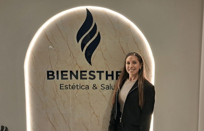 Joana Morós durante la reinauguración de Bien Ester en Pueblo Esther, el centro que amplió sus instalaciones e incorporó nuevas especialidades médicas y servicios orientados a salud, estética y bienestar.