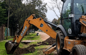 Trabajadores municipales realizan tareas de limpieza de zanjas y desagües en Pueblo Esther como parte del plan preventivo ante el fenómeno de El Niño.