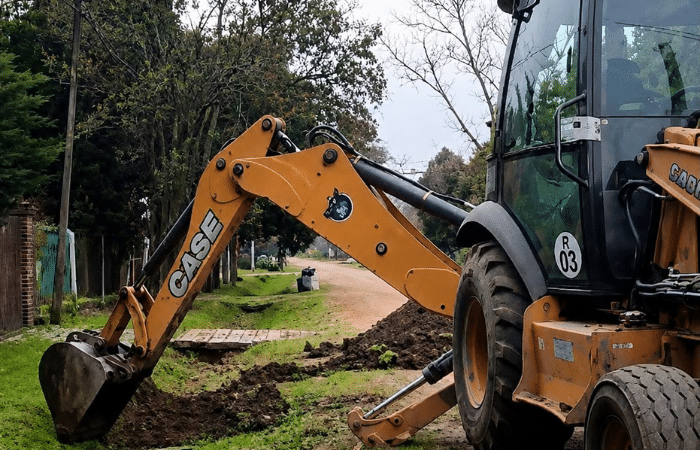 Trabajadores municipales realizan tareas de limpieza de zanjas y desagües en Pueblo Esther como parte del plan preventivo ante el fenómeno de El Niño.