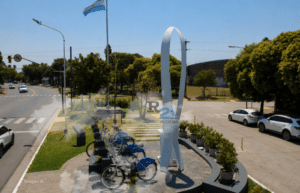 Vista aérea del ingreso a Pueblo Esther intervenida con bicicletas públicas, en representación del proyecto aprobado por el Concejo Deliberante para implementar un sistema de movilidad sustentable.
