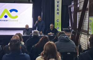 Especialistas exponen durante el seminario sobre infraestructura, logística e innovación realizado en el Centro de Expresiones Alvear para analizar el desarrollo territorial y la competitividad regional.