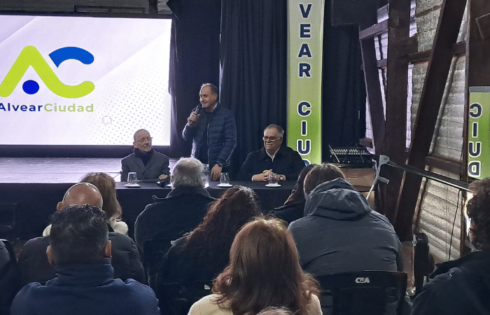 Especialistas exponen durante el seminario sobre infraestructura, logística e innovación realizado en el Centro de Expresiones Alvear para analizar el desarrollo territorial y la competitividad regional.