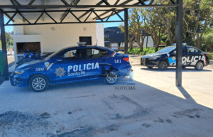 Patrullero policial en Pueblo Esther durante el procedimiento por la pelea en la que un adolescente de 17 años resultó herido con un arma blanca.