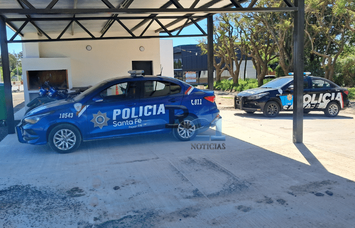 Patrullero policial en Pueblo Esther durante el procedimiento por la pelea en la que un adolescente de 17 años resultó herido con un arma blanca.