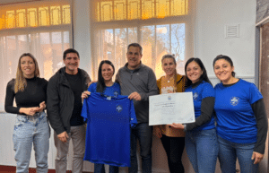 El intendente Martín Gherardi junto a integrantes del plantel de Primera División de Hockey del Club Deportivo Esther durante el reconocimiento por el subcampeonato del Torneo Apertura 2026.