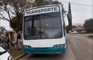 Nuevo transporte escolar presentado por la Municipalidad de Pueblo Esther para estudiantes de la Escuela Secundaria N.º 427.