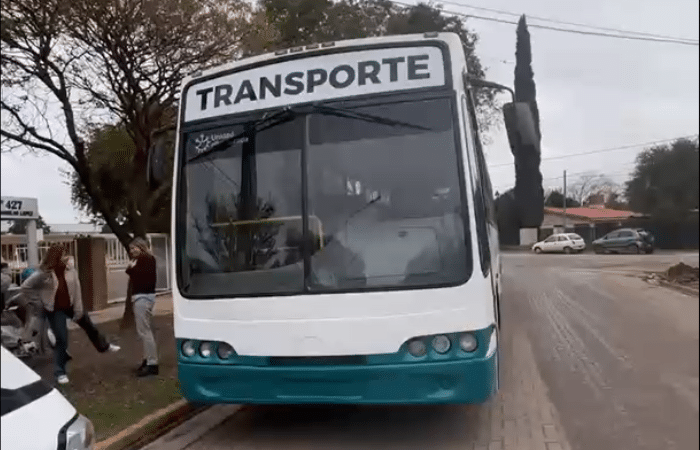 Nuevo transporte escolar presentado por la Municipalidad de Pueblo Esther para estudiantes de la Escuela Secundaria N.º 427.