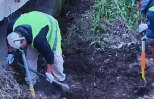 Limpieza de canales en Pueblo Esther para prevenir anegamientos ante el fenómeno El Niño y las lluvias previstas en Santa Fe.