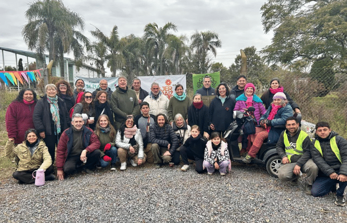 Vecinos de Pueblo Esther participan de una jornada de reforestación para recuperar la histórica alameda junto a organizaciones ambientales y la Municipalidad.