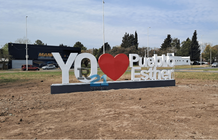 “Letras corpóreas de Pueblo Esther instaladas en el acceso sur de la ciudad”
