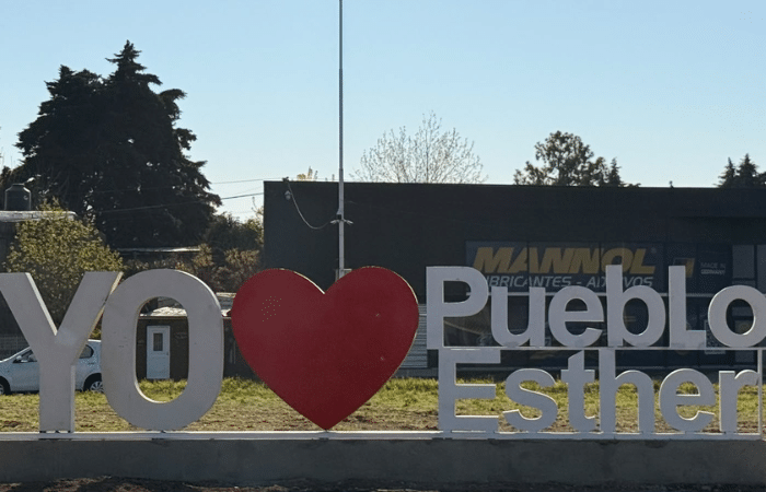 Nuevas letras corpóreas instaladas en la rotonda de acceso a Pueblo Esther