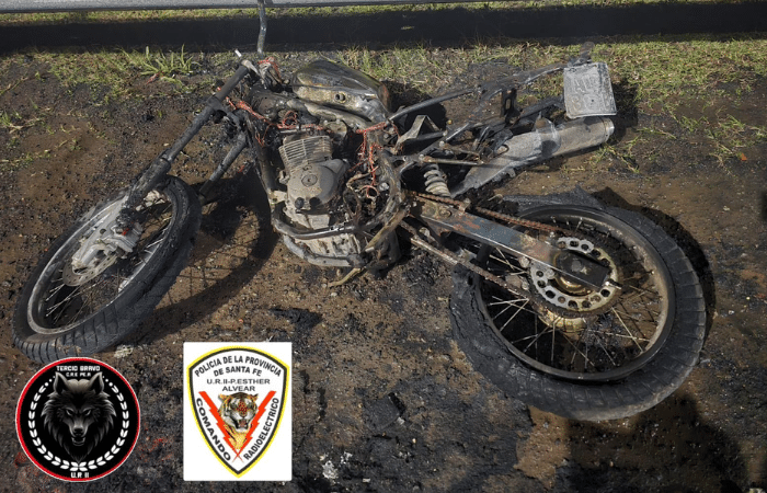 Motocicleta incendiada durante un procedimiento policial en Pueblo Esther
