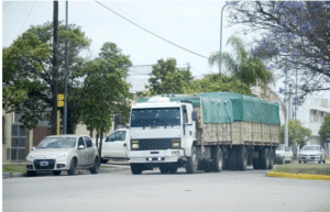Pueblo Esther: proponen regular el estacionamiento de camiones en la colectora de Ruta 21
