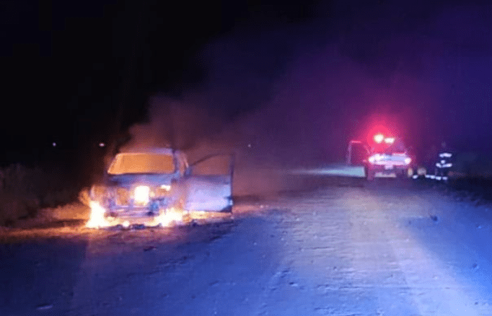 Camioneta incendiada sobre la ruta provincial 225S, en jurisdicción de Alvear.