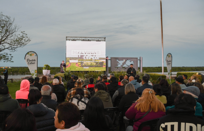 Presentación del documental Malvinas Cerca en el Monumento a los Caídos de Malvinas de Pueblo Esther.