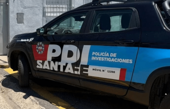 Móvil policial en una calle de Alvear.